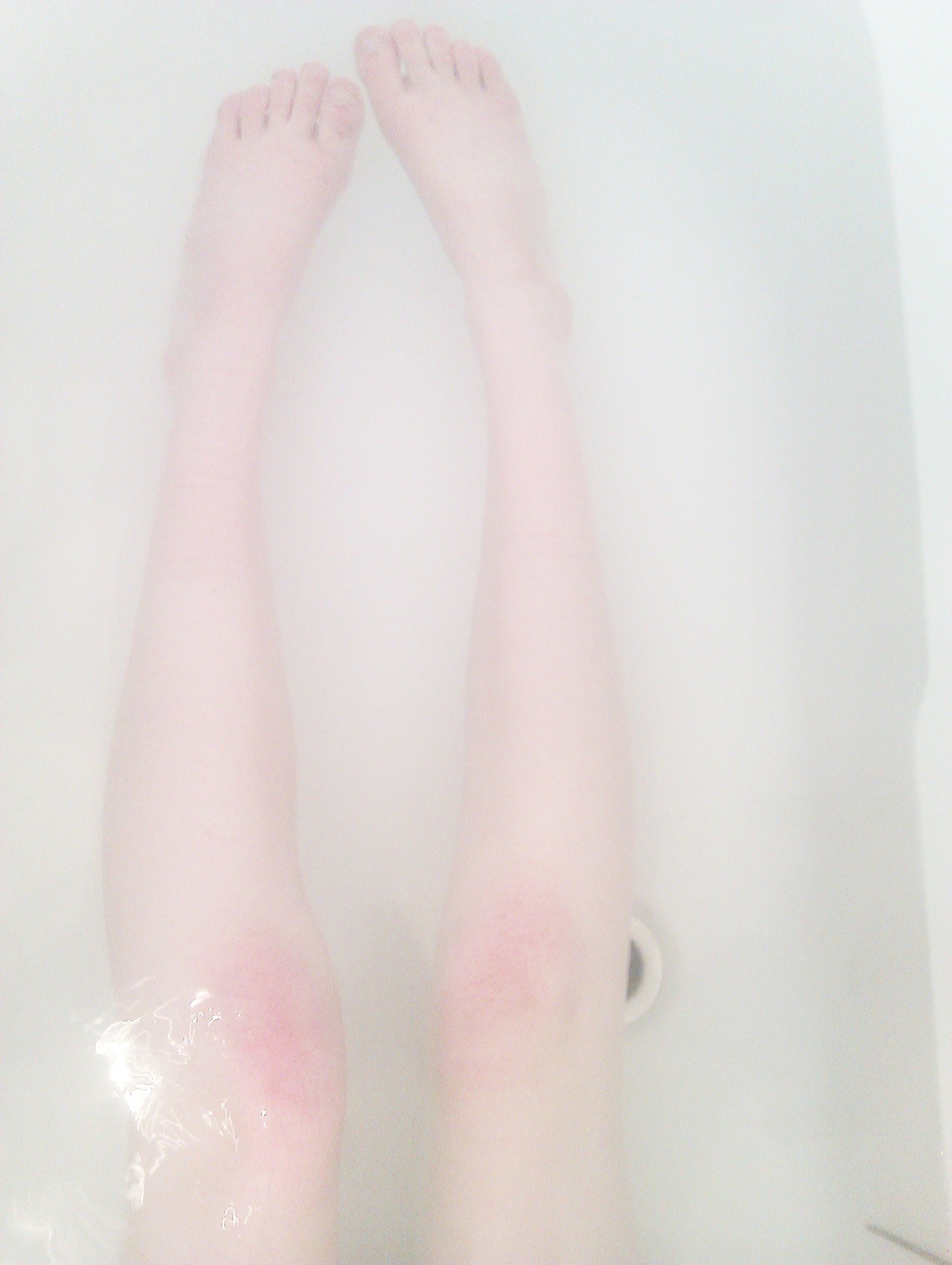 pastel-melodies:  The water makes my legs look thinner~ 