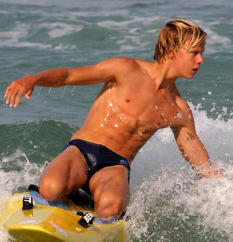 briefsgalore:Every day new hot guys showing off their body in briefs or speedos! Check