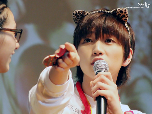 nelsii:  Sandeul… I love you… >.<   :D 