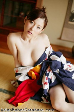 hothotasians:  Akane Sakura half dressed.