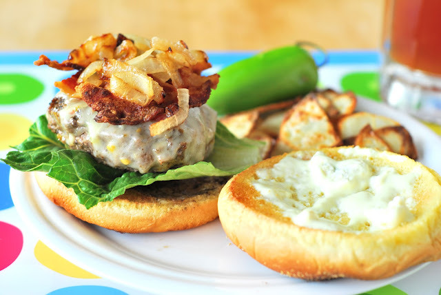 phoods:  (via A Duck’s Oven: Pepper Jack Stuffed Jalapeno Burgers)