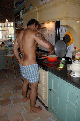 masc4femme:  Every now and then it’s good to get up early, take over her kitchen, and make her breakfast in bed. After all, she’s your princess, right?