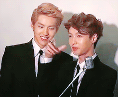 edanzgarden:  KRISPY LAYS…THAT SHIP IS KRAY [x] 