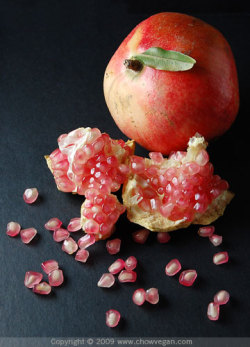 beautifulpicturesofhealthyfood:  Pink Pomegranate Not only pink but they’re also sweet with a bit of a fruit punch flavor. And nowhere nearly as tart as the familiar deep red pomegranates. 