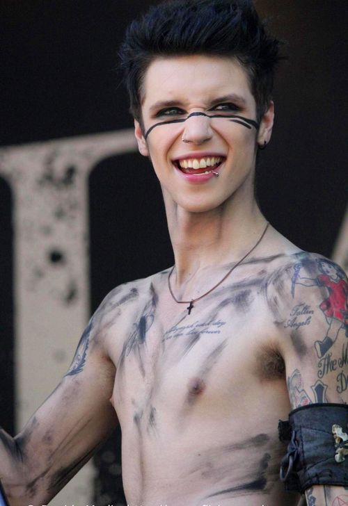 laurakatz:  thanks god for andy’s new haircut <3 