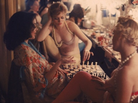 olyinkalingerie:  Showgirls play chess backstage at the Latin Quarter nightclub,