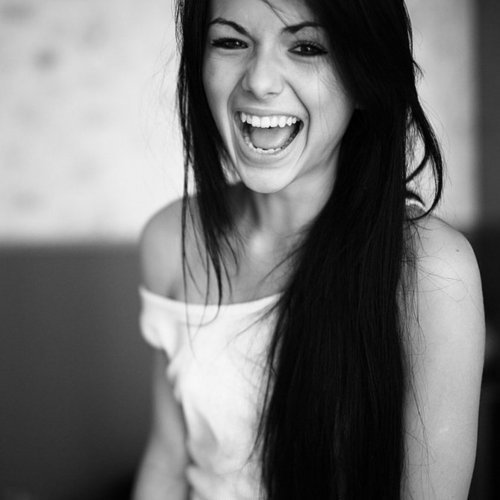 umaunicamusica:  Inimigos não coleciono, não me relaciono, não me emociono, por eles eu não sinto nada. 