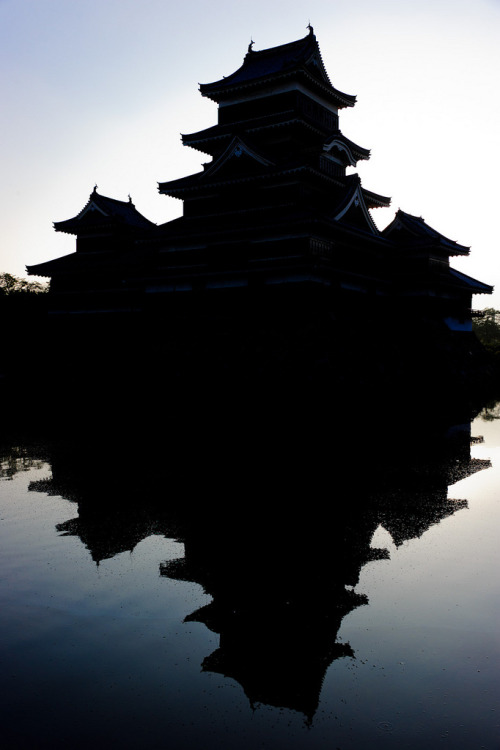 nakamagome2: Reflection | Matsumoto Castle by jamesjustin on Flickr.