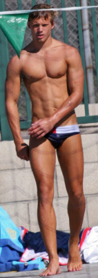 hotsouls:  Hot guy in speedos 