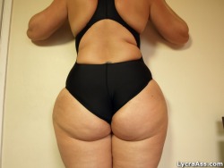 big-ass-women:  big juicy ass in tight spandex lycra bikini 