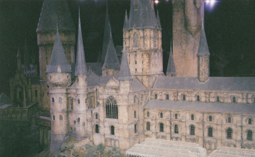 hogwarts!!! (by tessicule)