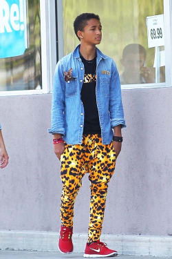 aagdolla:  His pants. http://aagdolla.tumblr.com/