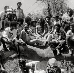 kinghispaniola: cleophatrajones:   urlvinglegacy:  The Jacksons and The Marleys   Talk about iconic!   Historical 