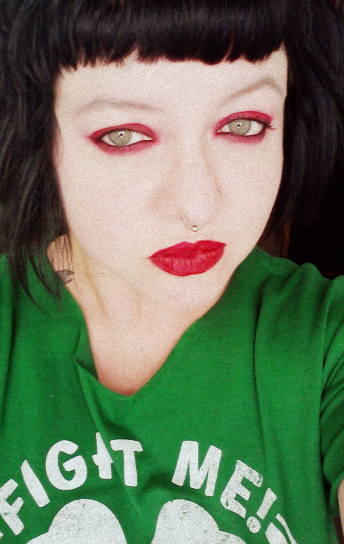 eine-schoene-schrecklichkeit:  #tbt 2010? I miss that really vivid red eyeshadow.