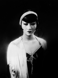 vampdreaminginhollywood:  Anna May Wong, Großstadtschmetterling, Richard Eichberg, 1929 
