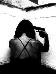 garota-dos-pensamentos-escuros:  Sei exαtαmente como é querer morrer, guardar todas a mágoas por dentro, sei como mαchucα sorrir mesmo estando triste, sei como você tentα se encαixαr nisso que as pessoas chamam de mundo mαs não consegue. Sei