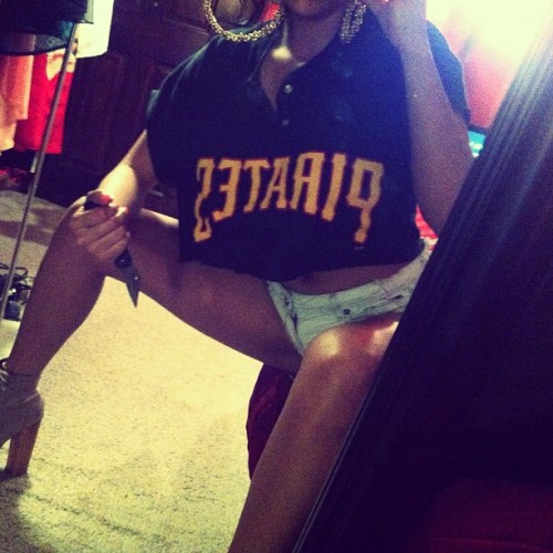 dollsofbeauty:  gunsgoldgirls:  real pirates play with knives.™ (Taken with Instagram)  Dolls 