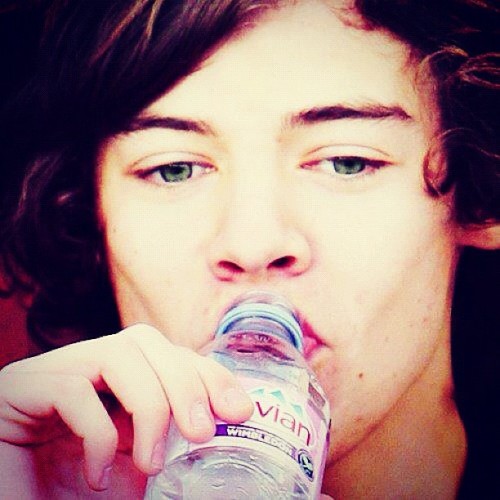 stalking-one-direction:  Reasons why I want to be a water bottle: a photoset.photos and gifs not mine