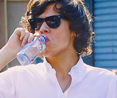 stalking-one-direction:  Reasons why I want to be a water bottle: a photoset.photos and gifs not mine