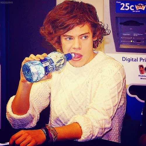 stalking-one-direction:  Reasons why I want to be a water bottle: a photoset.photos