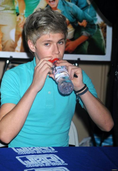 stalking-one-direction:  Reasons why I want to be a water bottle: a photoset.photos and gifs not mine