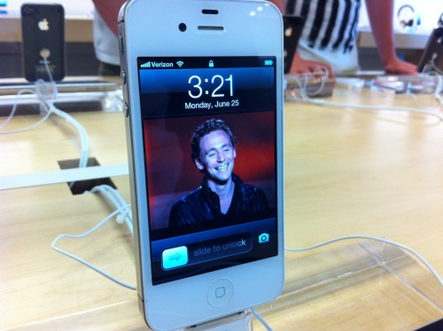 stopitsgingertime:so today the apple store got loki’d