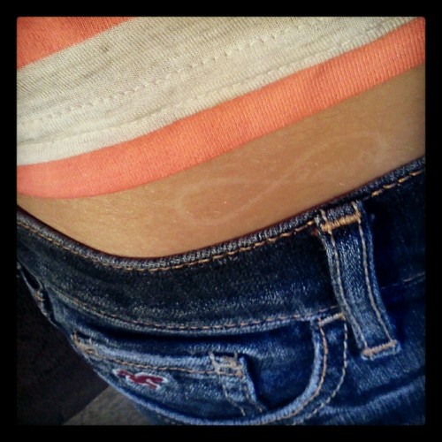 lizs-reality:  getting tannn? D: 