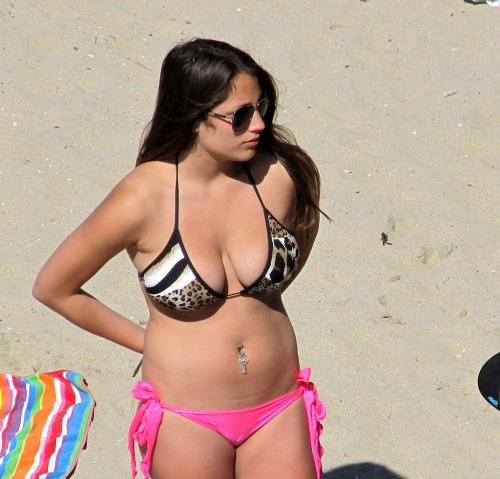 plus-size-swimmer:A cute curvy girl in a plus size bikini. At least the top looks plus size. The bot