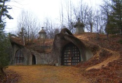 abandonedporn:  An abandoned house built