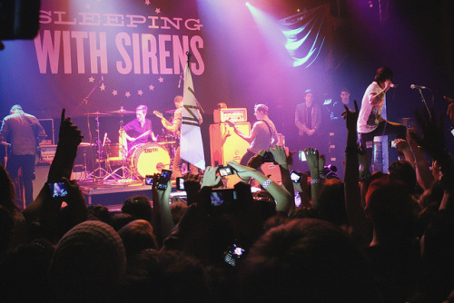 h0lycake:  ithinkindecimalsanddollarss:  sleeping with sirens <3 by infinitewinds on Flickr.  i w