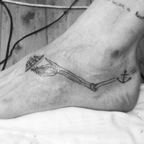 fuckyeahtattoos:  a helping hand to float along dreams