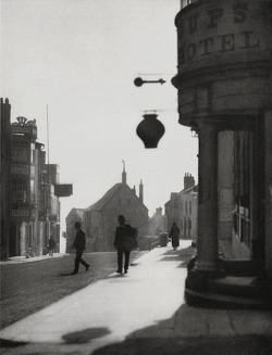 Luzfosca:  E.o. Hoppé High Street In Lyme Regis, Dorsetshire, 1925 From E.o.hoppé