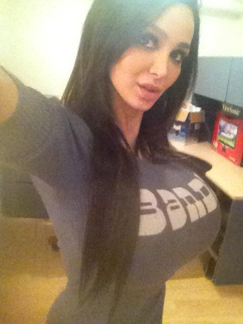 lookingformybimbo:  boobiegreed:  Nice view of Amy  You know your tits are the right