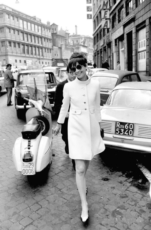 kellyandhepburn:Audrey Hepburn in Rome, 1968