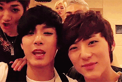 fyminhyunuest:  JR can’t stand with this idiot stealing his rap part. 