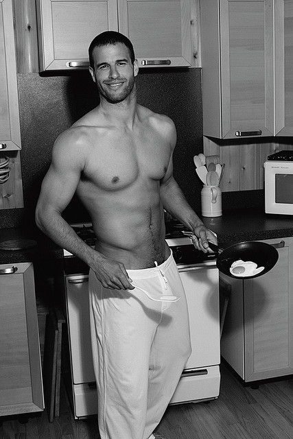 guapashosos:  Hot Guy on Kitchen 