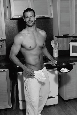 Guapashosos:  Hot Guy On Kitchen 