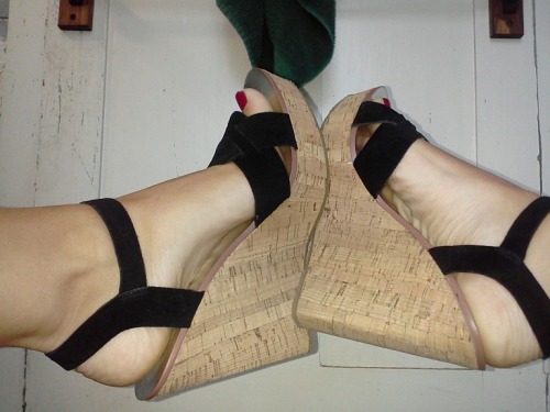 hotwiferandy: Daisy self shot in sexy wedges!