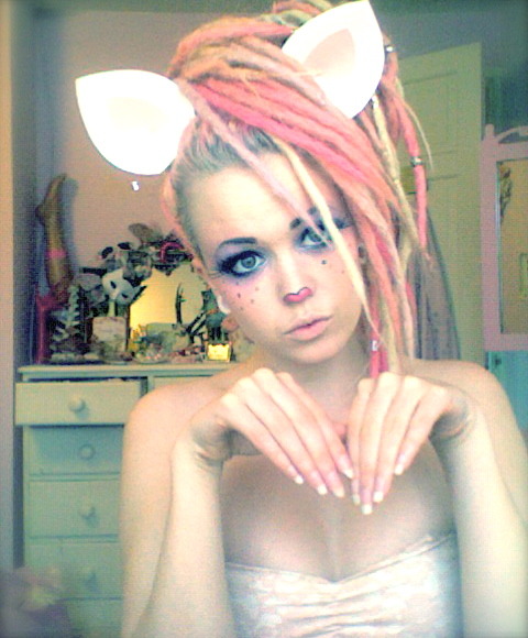 cheap-bliss:  iprefergin:  squeek ^.^ this is an old photo.. i do not look this hot