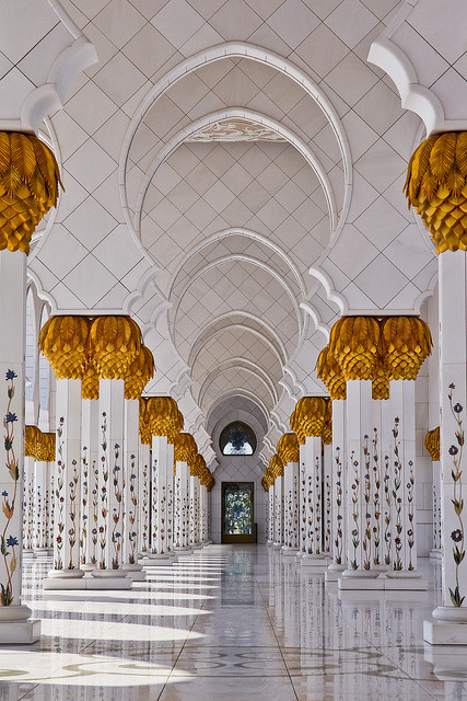 Arches at Sheikh Zayed Mosque in Abu Dhabi, United Arab Emirates (by modenadude).