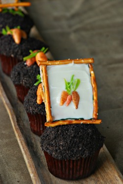 gastrogirl:  adorable garden party cupcakes.