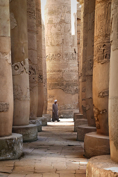 Columns of Karnak Temple, dedicated to Amon-Ra, Egypt (by sebastien-mamy.fr).