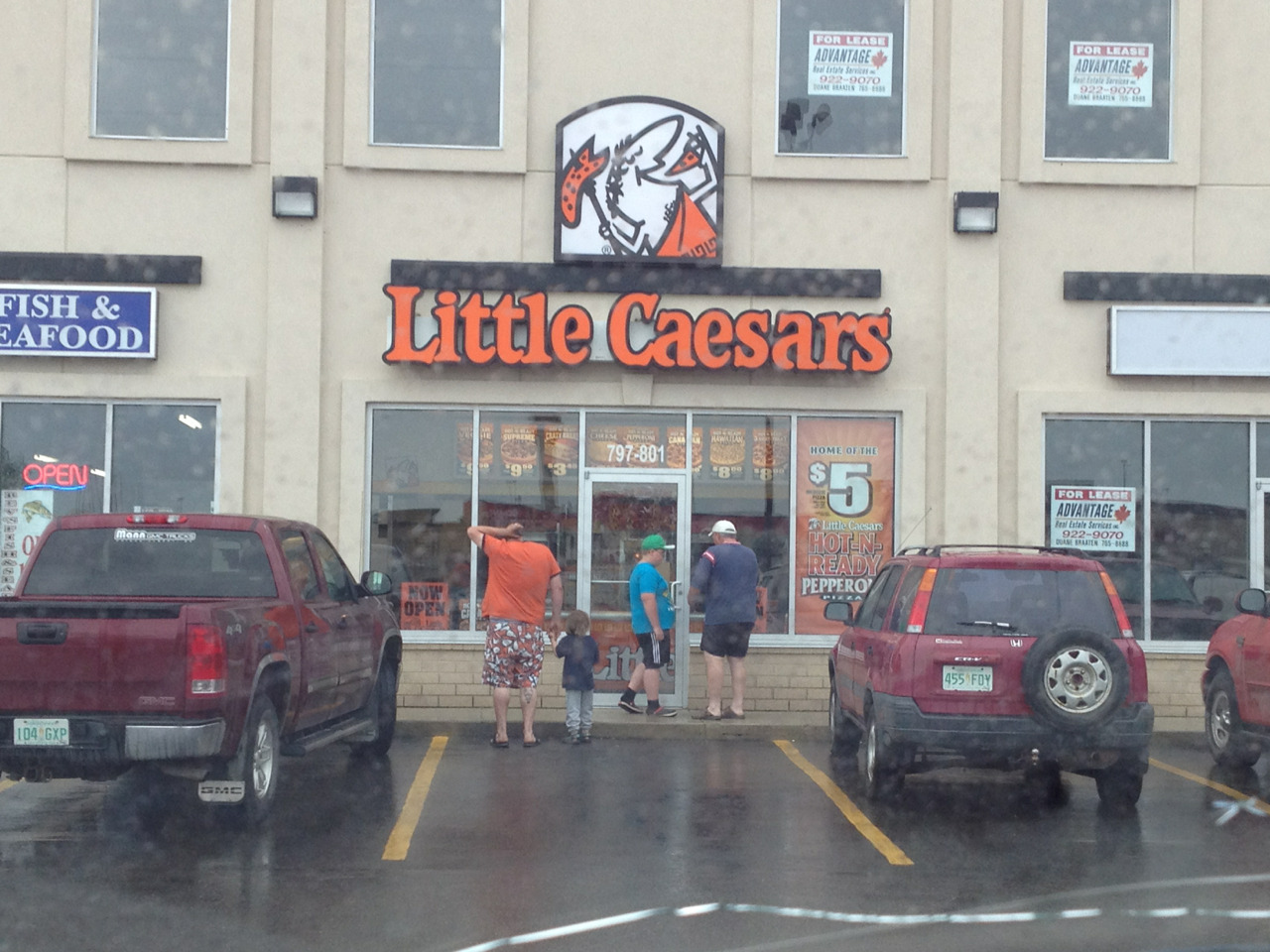 pizzaforpresident:  omg these people are waiting for little caesars to open im laughing
