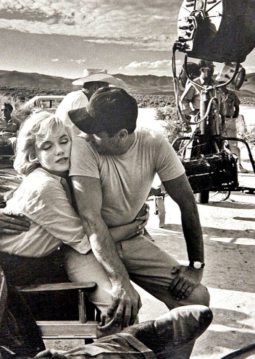fuckindiva:Marilyn Monroe and Eli Wallach during the filming of The Misfits, 1960