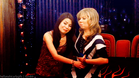 saindodotedio:  Sobre ICarly, responda: É fã da série? Sim! Se sim, há quanto tempo? Uns 4 anos. Como conheceu ICarly? Na globo –’ Assiste sempre? Assistia :( Gosta de outras séries da Nick? Sim. Sabe quem é Dan Schneider? O que diria