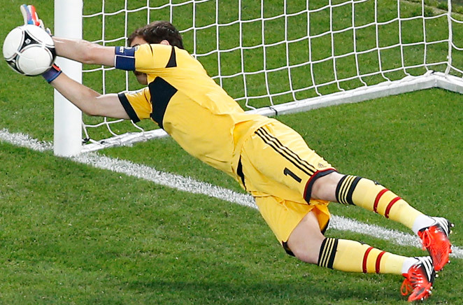 sadowa:  Sports Illustrated:Spain keeper Iker Casillas saved Joao Moutinho’s penalty
