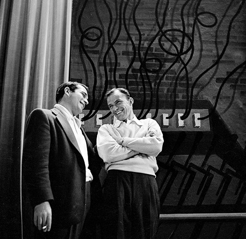 fuckyeahthevoice:  Frank Sinatra and Perry Como, backstage at The Frank Sinatra Show,