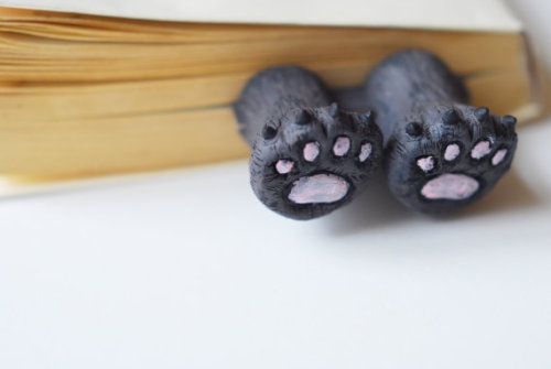 farewell-kingdom:  Cats paws in the book, MyBookmark 
