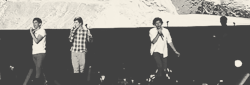 e-d-w-a-r-d-s-t-y-l-e-s:  Liam kicking Louis’ mic stand, Louis kicking Liam’s mic stand, Liam kicking Harry’s mic stand x 