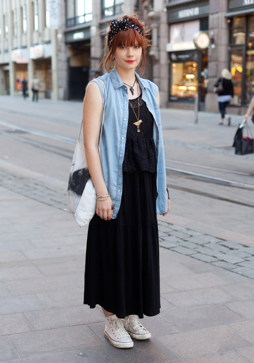 A classic pair of white Converse pair perfectly with a long black maxi. via Hel-Looks.